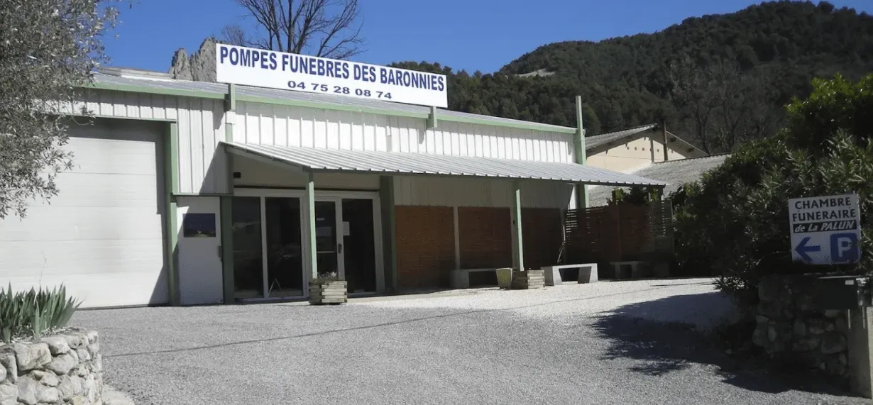 Devanture de l'agence Pompes Funèbres des Baronnies et chambre funéraire de La Palun.